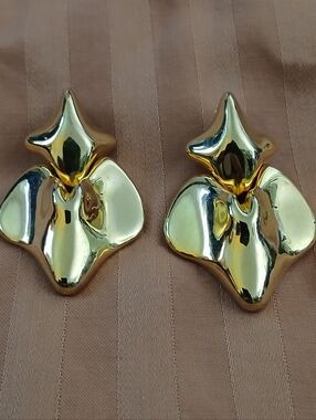 ~Vintage collectible clip-on earrings Stunning~